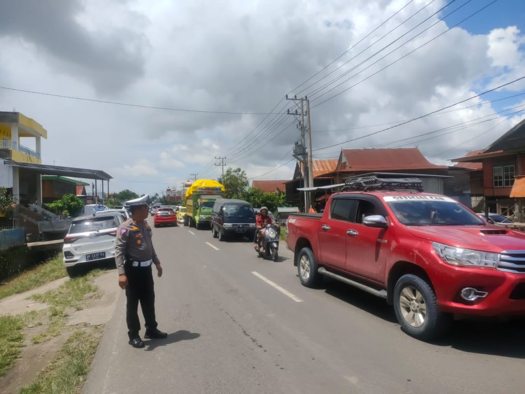 Padat Kendaraan di Poros Kabupaten Sidrap-Wajo, Kasatlantas Polres Sidrap Lakukan Pengaturan