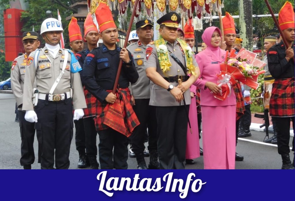 Kapolda Sulsel Baru Disambut Tarian Angaru dan Paduppa