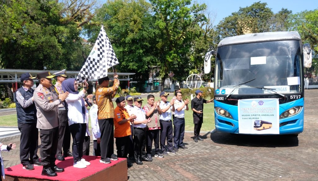 Bersama Gubernur, Kapolda Sulsel Lepas Pemudik Gratis
