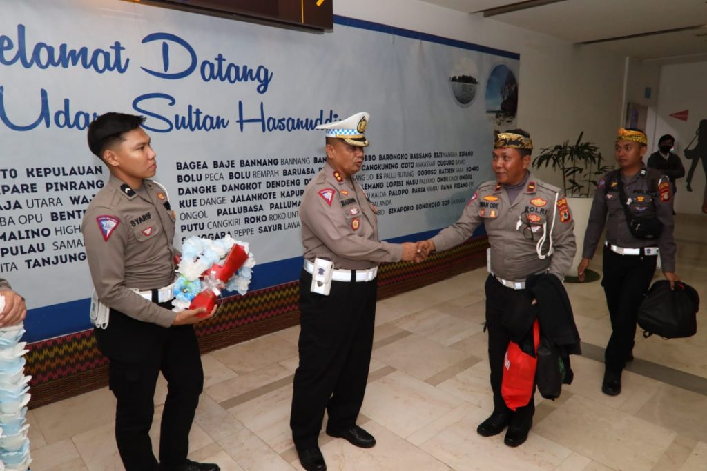 Gelombang 2 Kedatangan Personil Ditlantas Polda Sulsel BKO KTT Asean Summit di Labuang Bajo Disambut Kabag Bin Ops & Kasubdit Gakkum