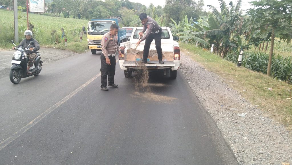 Bahayakan Pengguna Jalan, Satlantas Polres Sidrap Taburi Pasir Tumpahan Minyak di Jalan