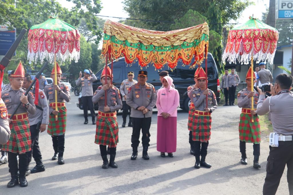 Kunjungan Kerja Ke Polres Takalar, Kapolda Sulsel Serahkan Sembako untuk Anak Yatim