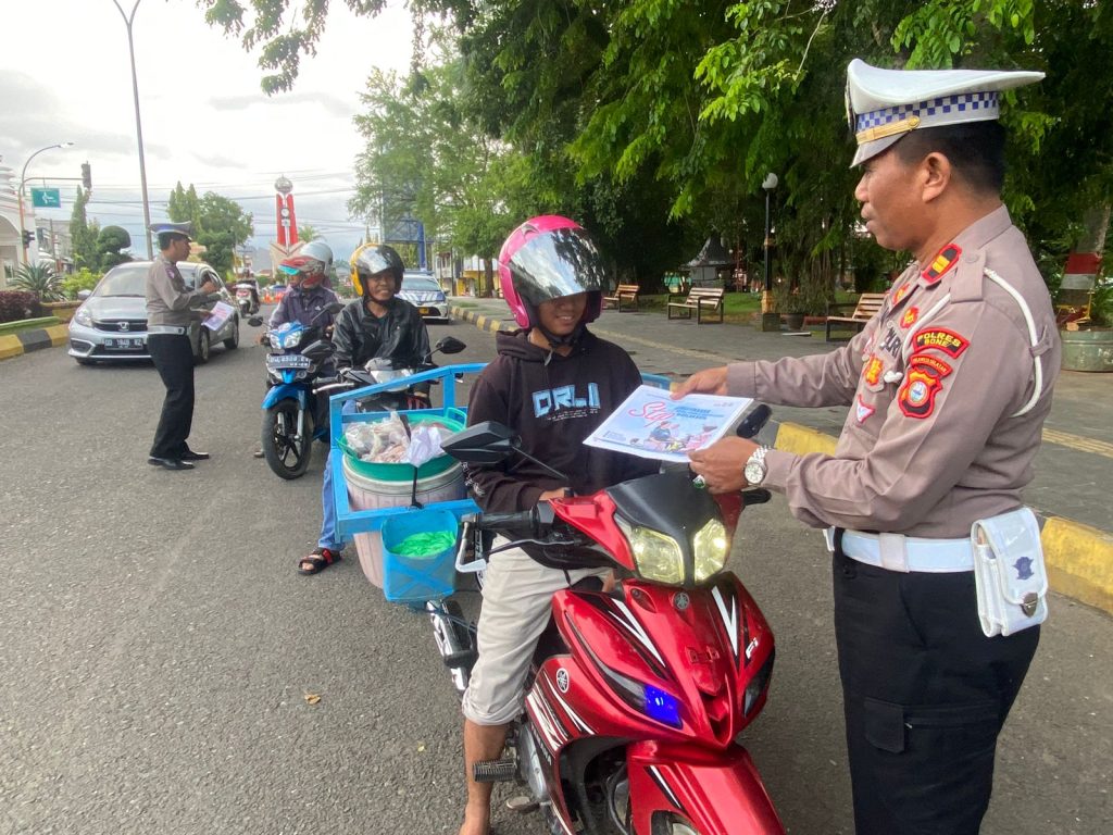 Satlantas Polres Bone Tebar 100 Brosur Tertib Berlalulintas ke Pengguna Jalan