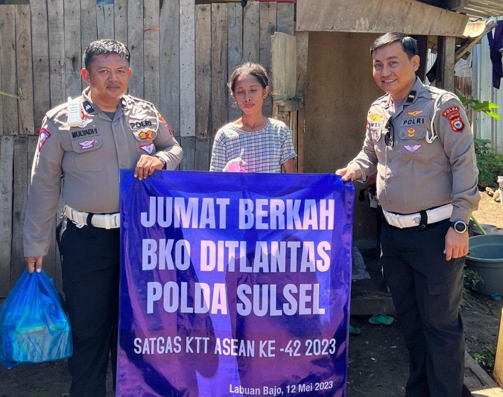 Personel Ditlantas Polda Sulsel BKO Pengamanan KTT Asean Summit ke-42 Labuang Bajo NTT Gelar Baksos