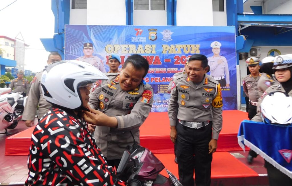 Operasi Patuh Pallawa-2023 Hari ke 3, Kapolda Sulsel Bagi Helem ke Pengendara