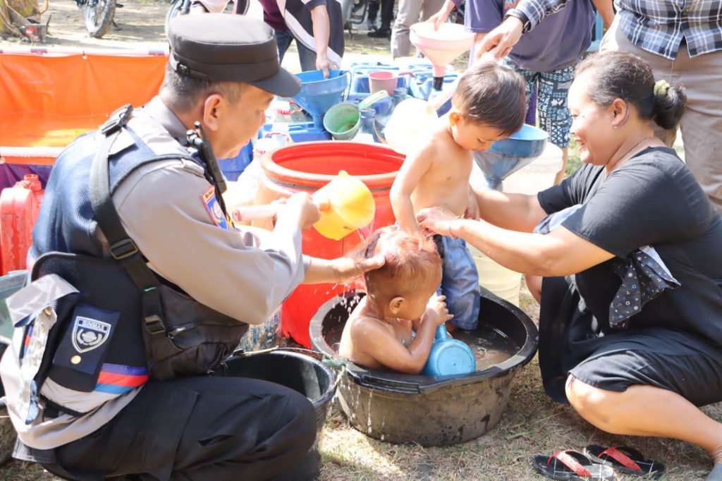Polri Salurkan Bantuan Air Bersih Atasi Kekeringan di Grobogan