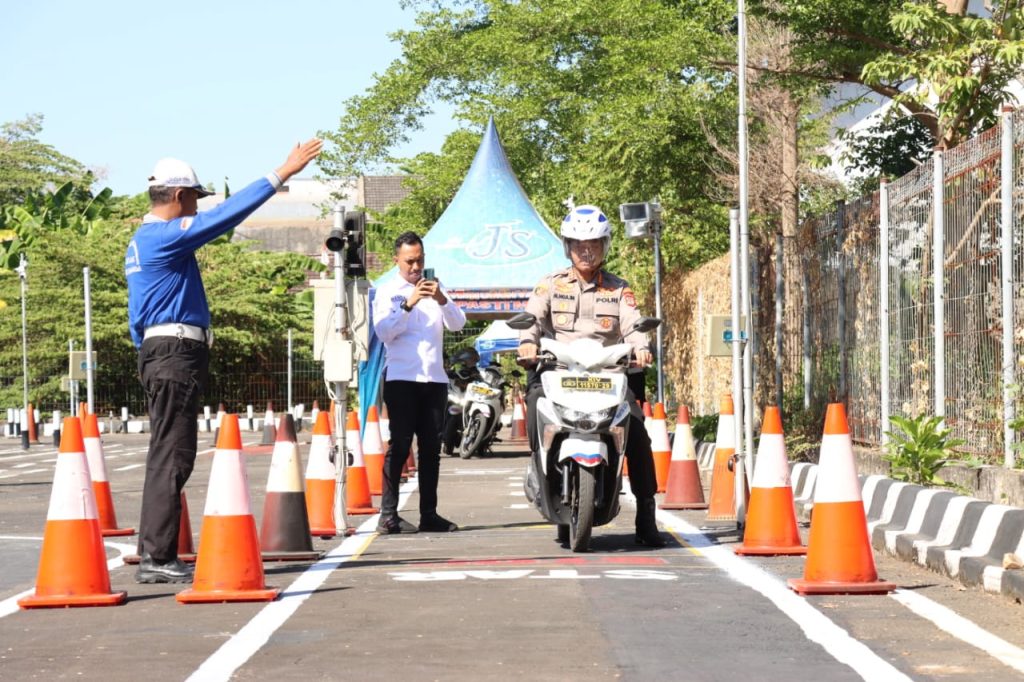 Kapolrestabes Makassar Uji Coba Penggunaan Lapangan Uji Praktek SIM