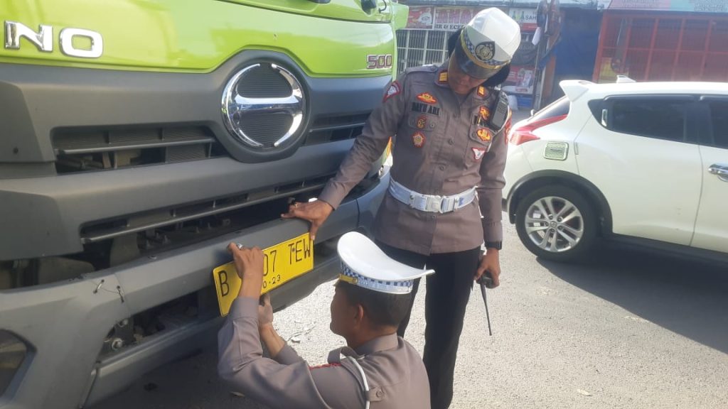 Parkir Sembrono, Sejumlah Sopir Truk Kena Tegur Satlantas Polres Gowa