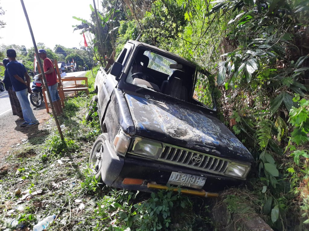 Di Sinjai ada Kijang Pick Up Nyungsep ke Parit, 14 Pelajar Cedera