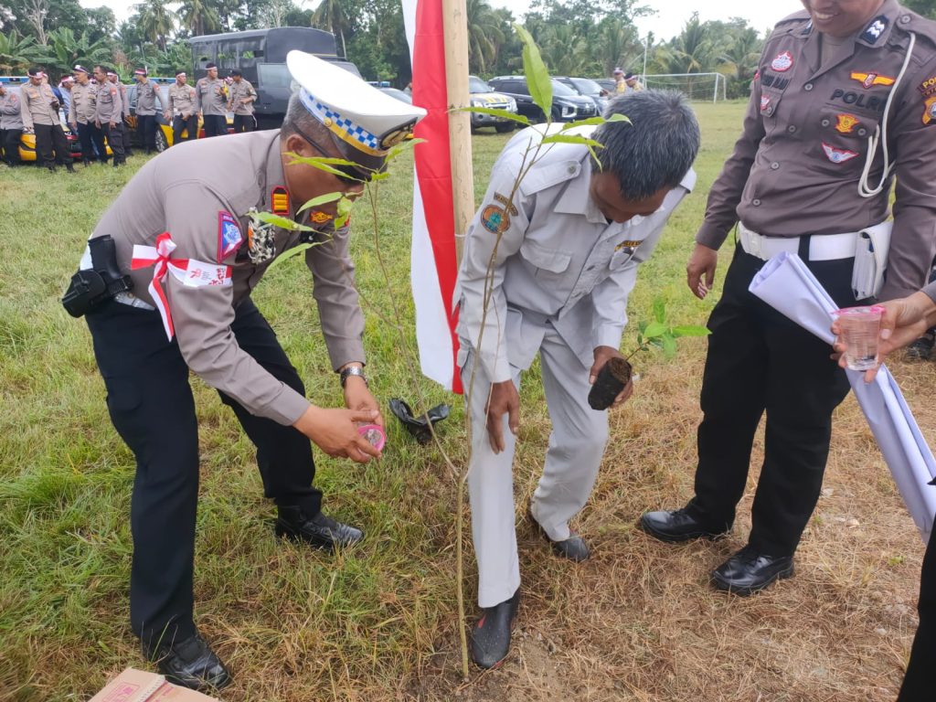 Satlantas Polres Sidrap Terlibat Penanaman 1000 Pohon