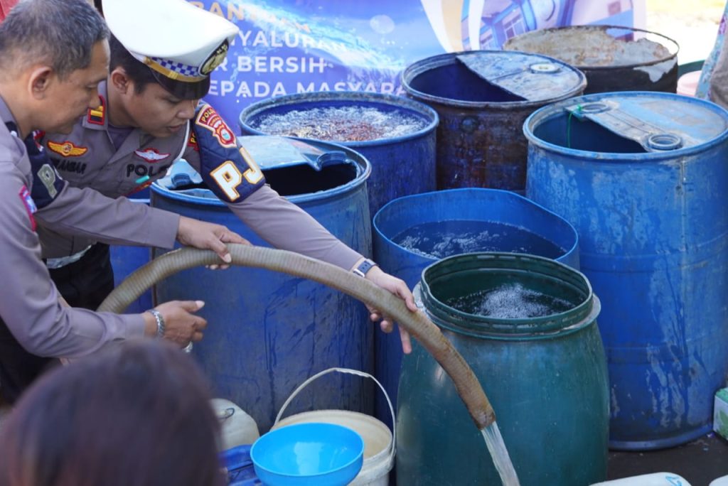 Warga Kaluku Bodoa Dapat Bantuan air Bersih Dari Ditlantas Polda Sulsel