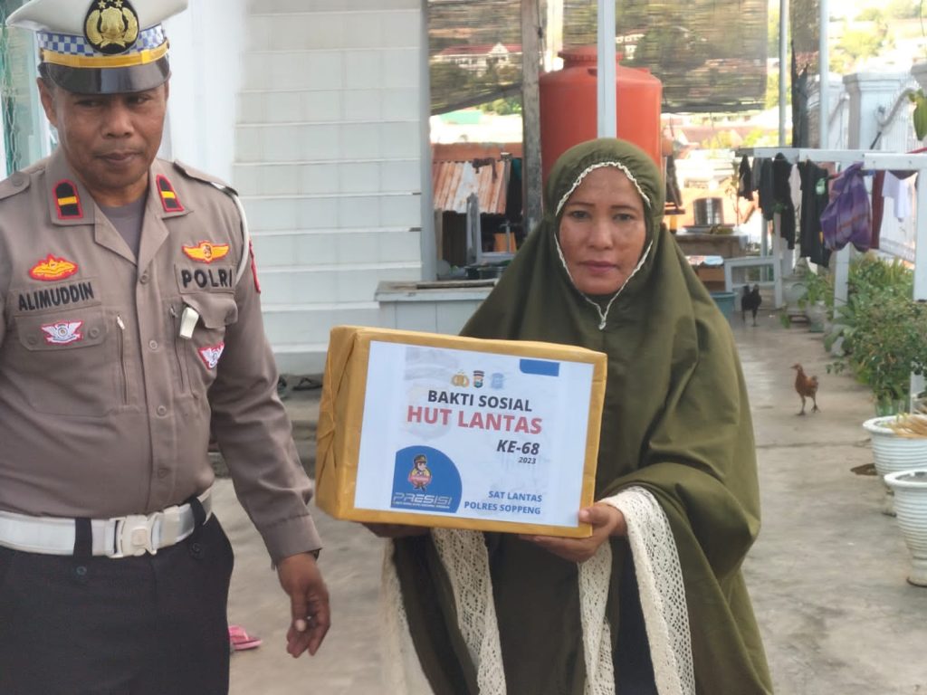 Bagi Sembako, Satlantas Polres Soppeng Sasar 5 Komunitas