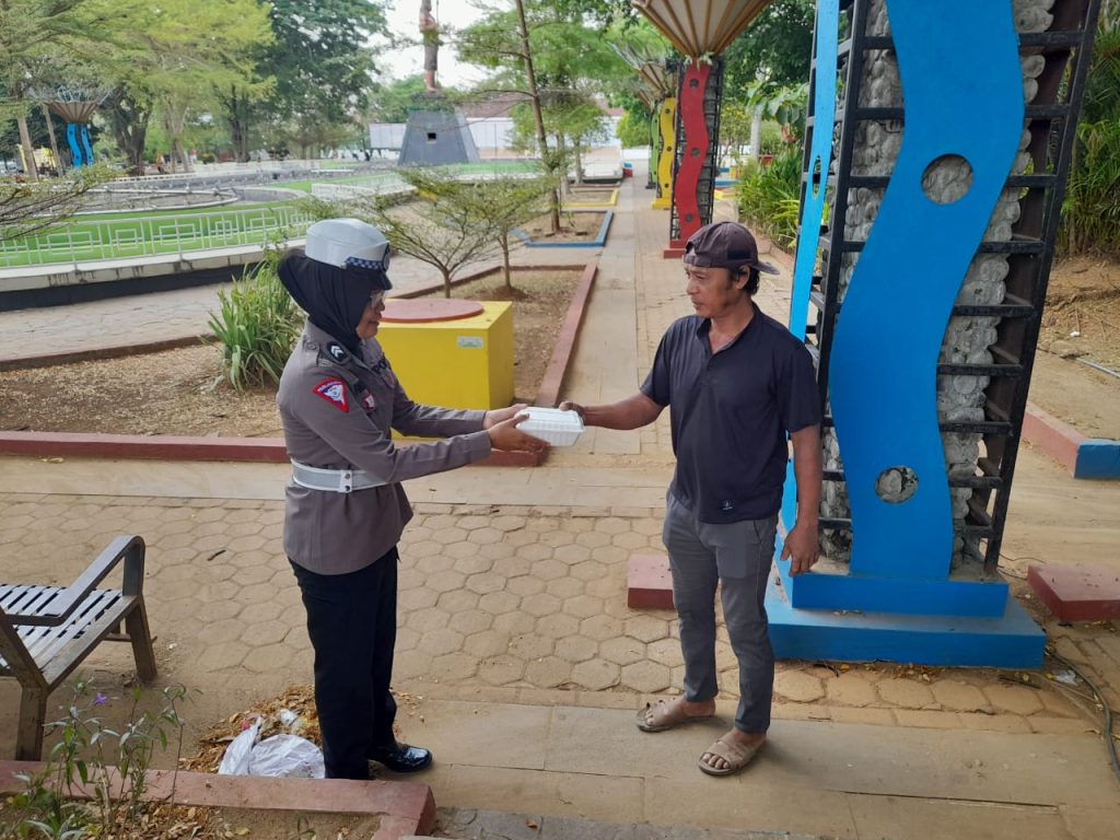 Telisik Satlantas Polres Bone Berbagi Sembari Edukasi Warga