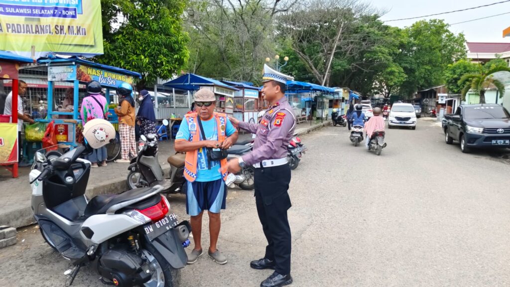 Patroli di Titik Rawan Macet, Satlantas Polres Bone Beri Imbauan Kamseltibcarlantas