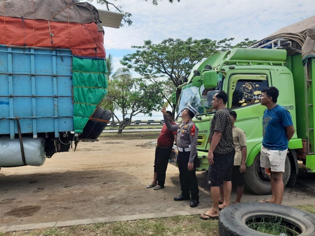 Hari Pertama Operasi Lilin 2023, Satlantas Polres Bone Imbau Truk ODOL dan Ajak Tertib Berlalu Lintas