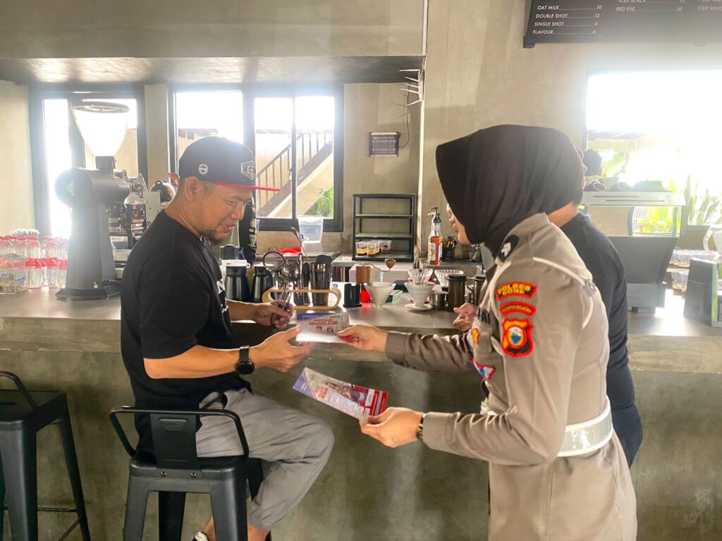 Satlantas Polres Bone Bagi Stiker dan Brosur di Hari ke Tujuh Operasi Lilin 2023