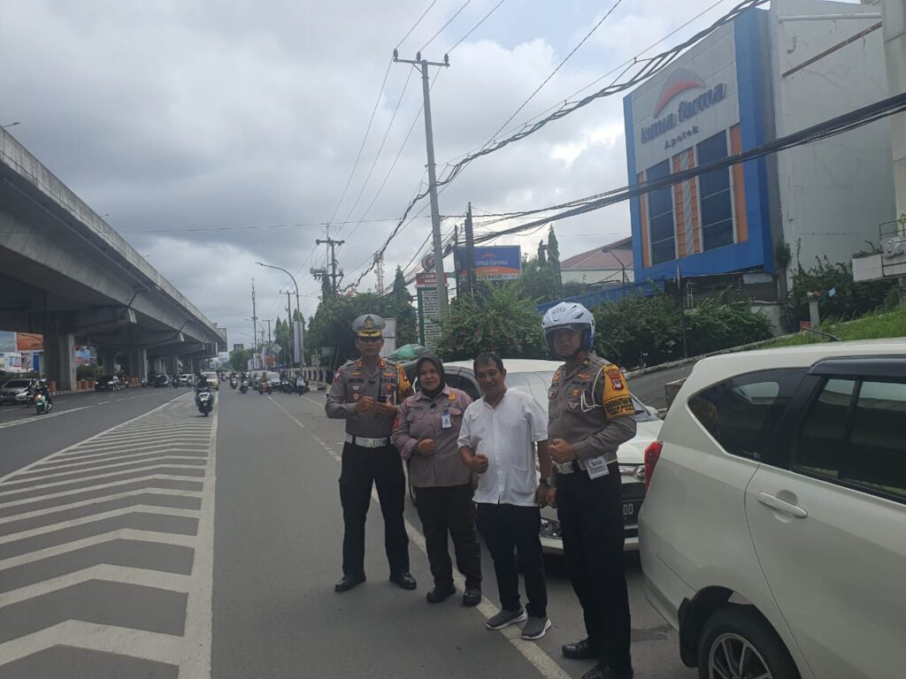 Viral! Pengunjung RS. Paramount Parkir Gunakan Badan Jalan, Ini Tindakan Satlantas Polrestabes Makassar