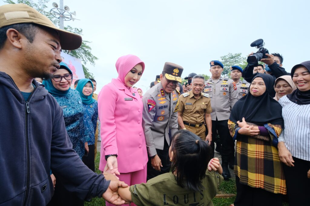 3.400 Paket Sembako Dibagikan Kapolda Sulsel di Bone. Ada Juga 2 Paket Umroh Gratis!