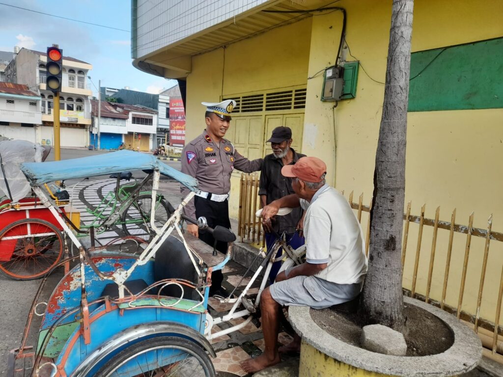 Tukang Becak Disasar Satlantas Polres Bone. Kok Bisa?