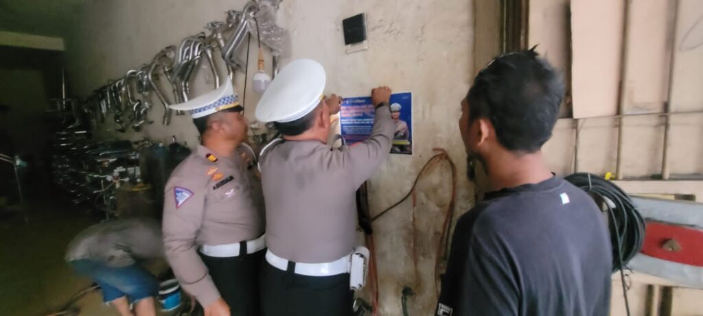 Ditlantas Polda Sulsel Sasar Bengkel dan Toko Penjualan Knalpot Brong, Ditempeli Stiker Aturan !!