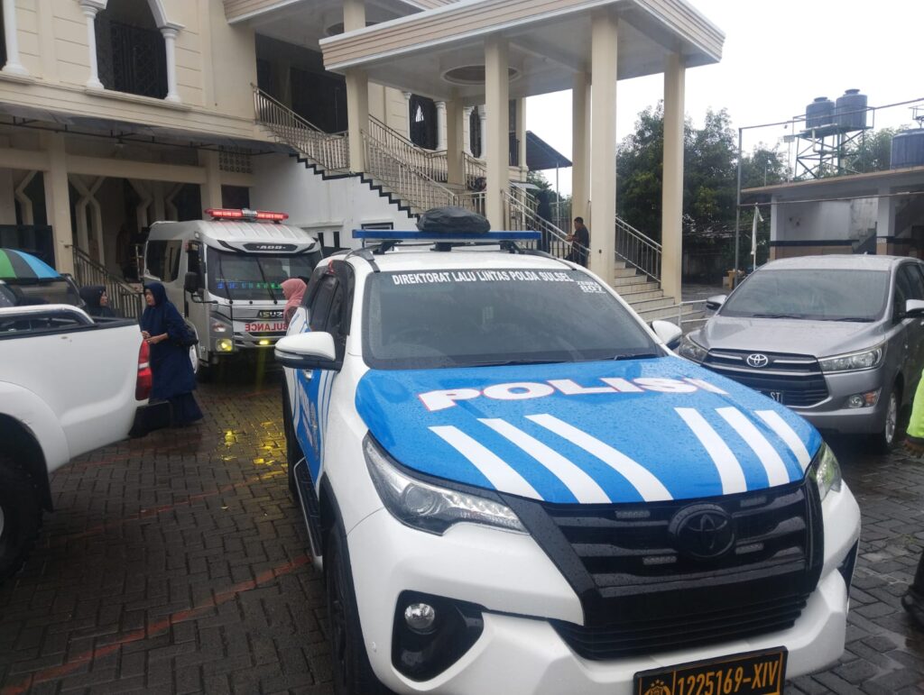 Personel Sat PJR Ditlantas Polda Sulsel , Kawal Jenazah ke Barru