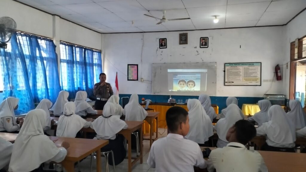SMPN 2 Barebbo Mendapat Pelatihan PKS dari Unit Kamsel Satlantas Polres Bone