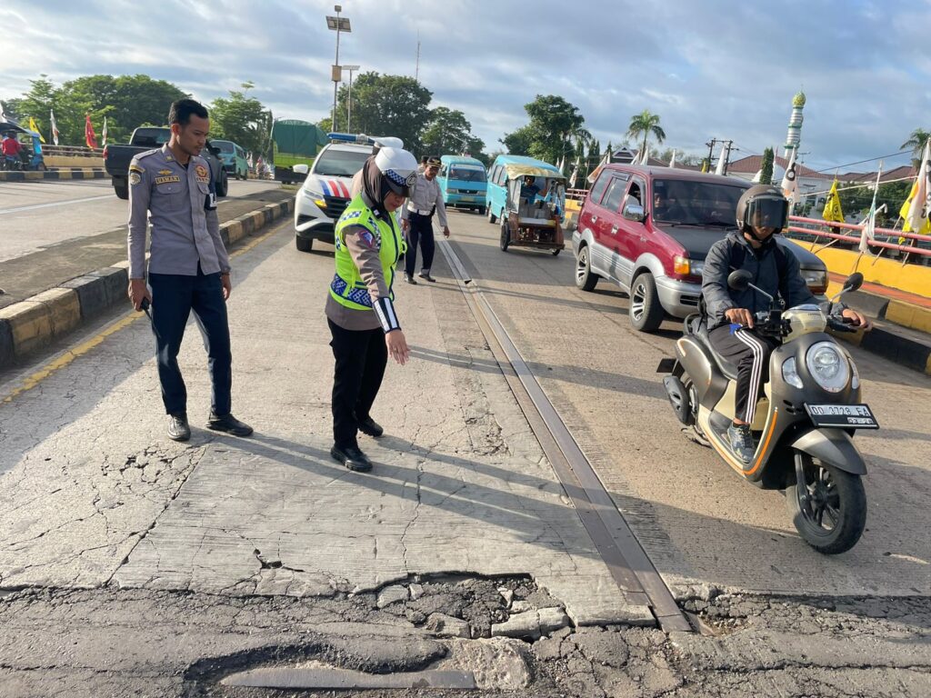 Bersama Dishub, Satlantas Polres Pangkep Survey Jembatan di Jalan Kemakmuran
