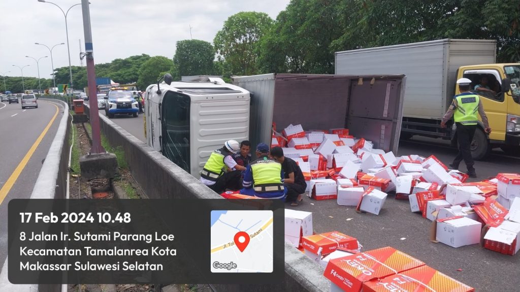 Pecah Ban, Mobil Boks Terbalik di Tol Reformasi, Barangpun Berhamburan!!