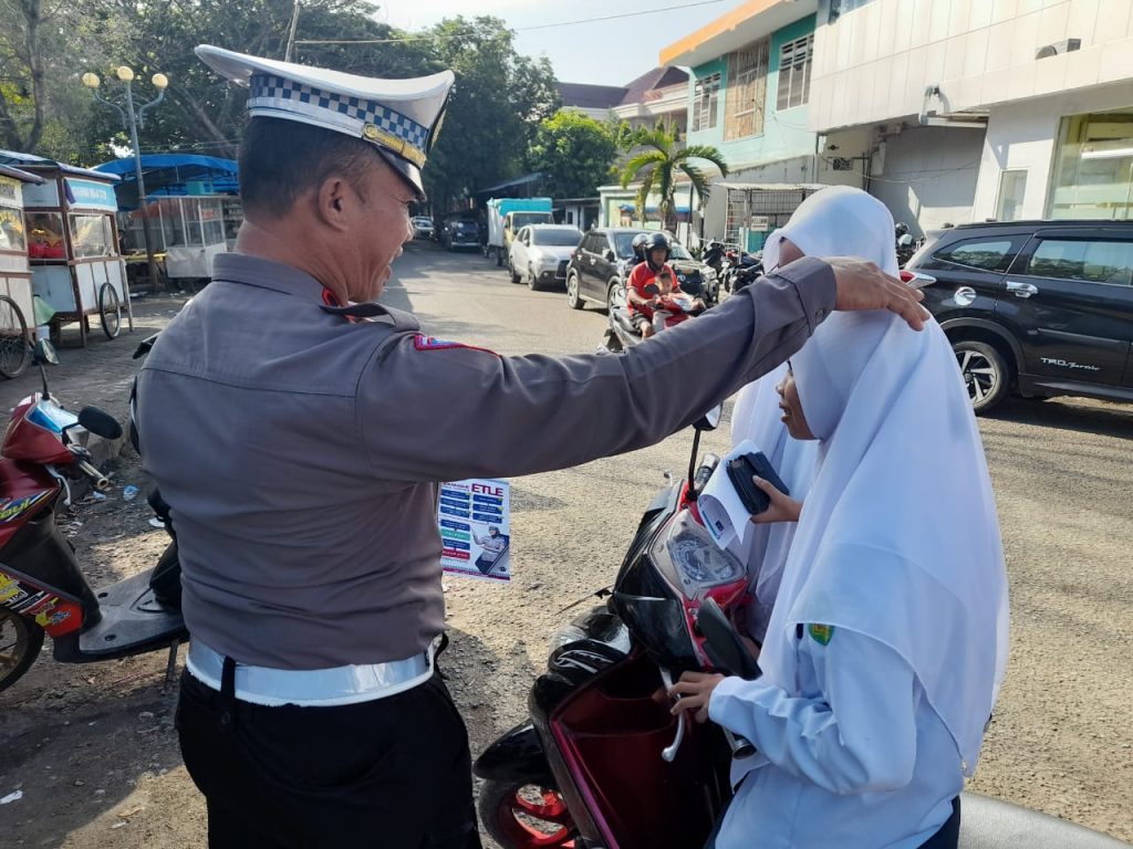 Sosialisasikan ETLE, Satlantas Polres Bone Sebar Brosur