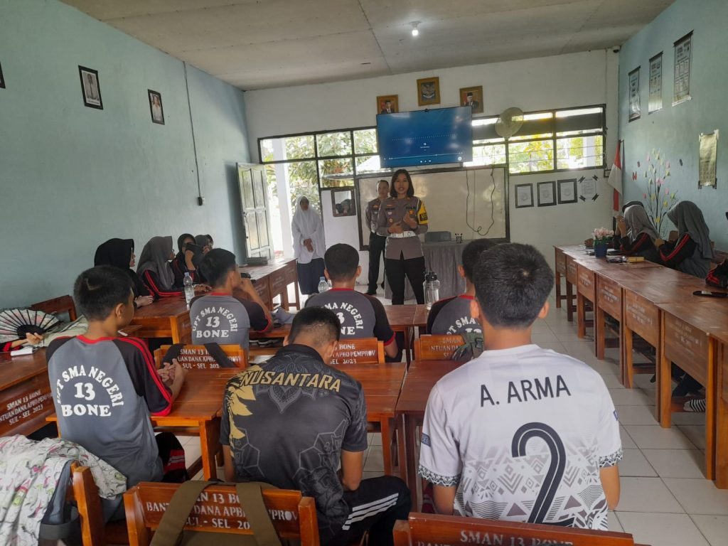 Police Goes To School, Kasat Lantas Polres Bone Sosialisasikan ETLE Hingga Tertib Lalin ke Pelajar