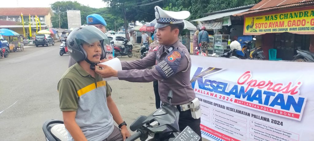 Sasar Pasar, Ini yang Dilakukan Personel Satlantas Polres Bone di Jari ke dua Operasi Keselamatan Pallawa-2024