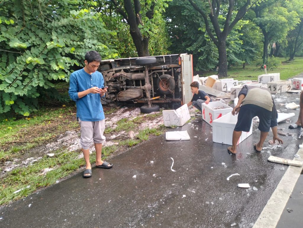 Lakalantas Tunggal, Cumi-cumi Berhamburan di Tol Reformasi