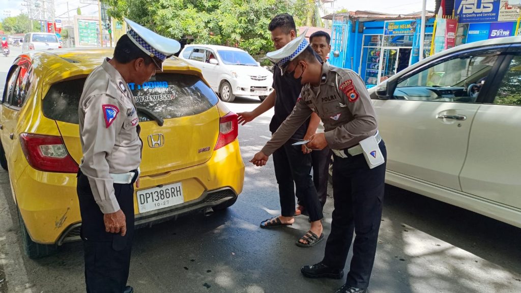 Satlantas Polres Sidrap Beri Teguran ke Pengendara Yang Gunakan TNKB Tidak Sesuai Spektek