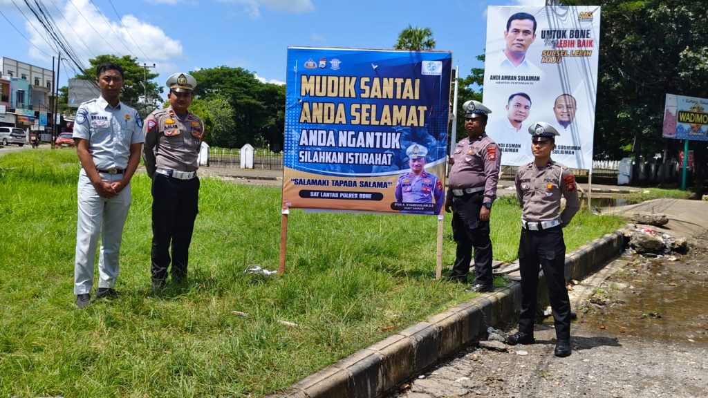 Hari ke Dua Operasi Ketupat 2024: Polantas Bone Pasang Spanduk Berisi Imbauan Keselamatan Berkendara di Jalan Raya