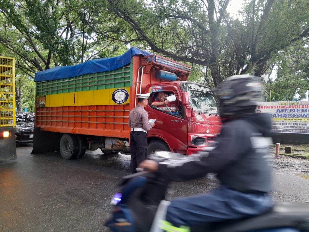Operasi Ketupat Pallawa 2025 Hari ke Lima, Polantas Bone Gelar Kampanye Keselamatan Bagi Brosur ke Pengendara