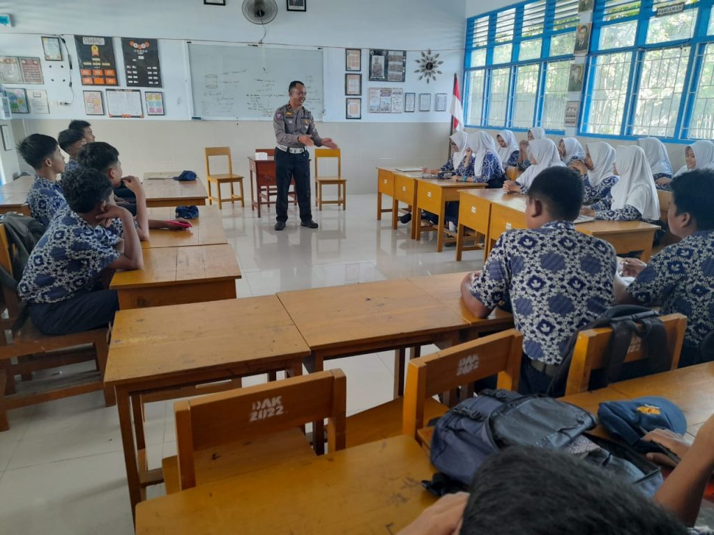 Unit Kamsel Sat Lantas Polres Bone Gelar Police Goes To School Ke SMPN 4 Watampone