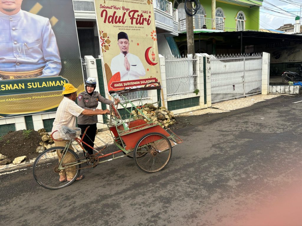 Wah! Polwan Satlantas Polres Bone Bantu Pria Paruh Baya Dorong Becak
