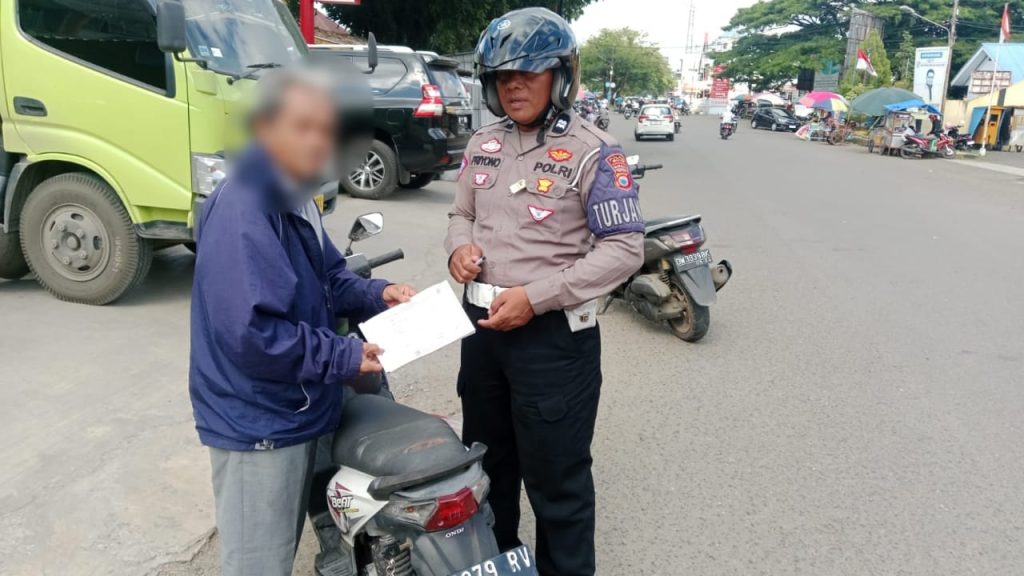 Satlantas Polres Bone Tindak Pengendara Sepeda Motor Yang Tidak Gunakan Helm