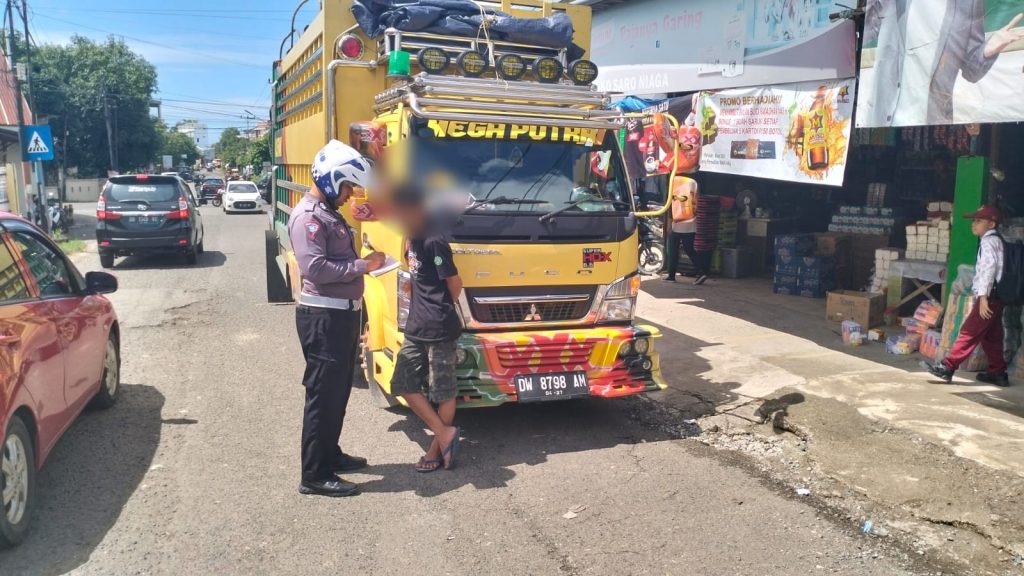Satlantas Polres Bone Tindak Sopir Yang Parkir Kendaraan di Bahu Jalan