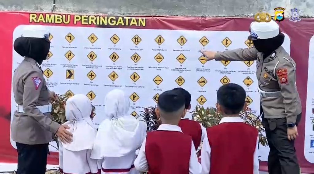 Edukasi, Polantas Bone di Kampung Tertib Berlalu Lintas