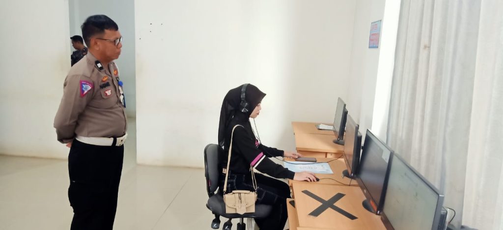 Satlantas Polres Bone Berikan Pelayanan Terbaik Dalam Pelaksanakan Uji Praktek SIM