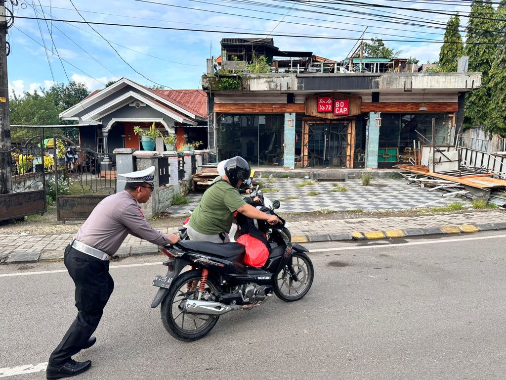 Aksi Polantas Polres Bone Bantu Dorong Motor Warga yang Mogok