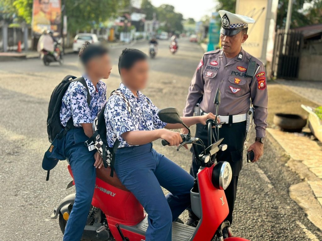 Peduli Keselamatan, Personel Satlantas Polres Bone Tegur Pengendara Sepeda Listrik