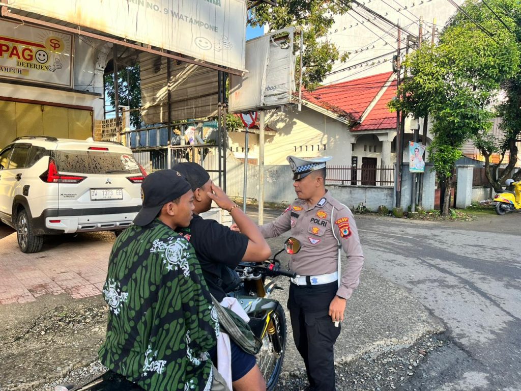 Polantas Bone Beri Teguran Humanis Pada Pelanggar yang tak Gunakan Helem