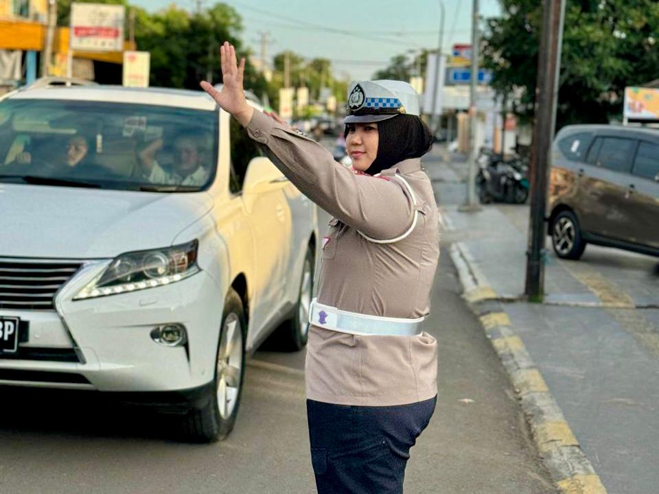 Rutinitas Personel Satlantas Polres Bone, Atur Kelancaran Lalin di Sore Hari