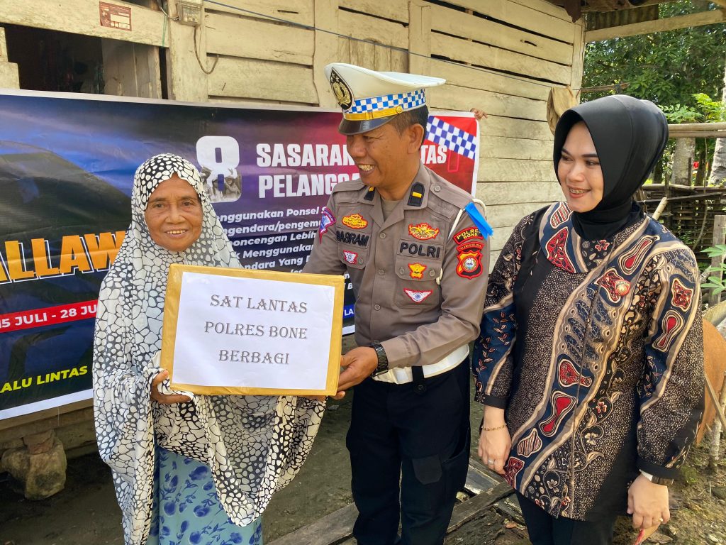 Bagi Sembako Ke Warga Kurang Mampu Warnai Operasi Patuh Pallawa 2024, Satlantas Polres Bone
