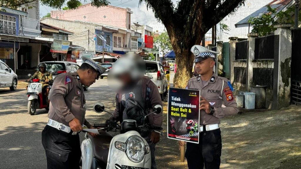Operasi Patuh Pallawa 2024, Hari Ke-6, Satlantas Polres Bone Sosialisasi Lewat Brosur dan Papan Bicara