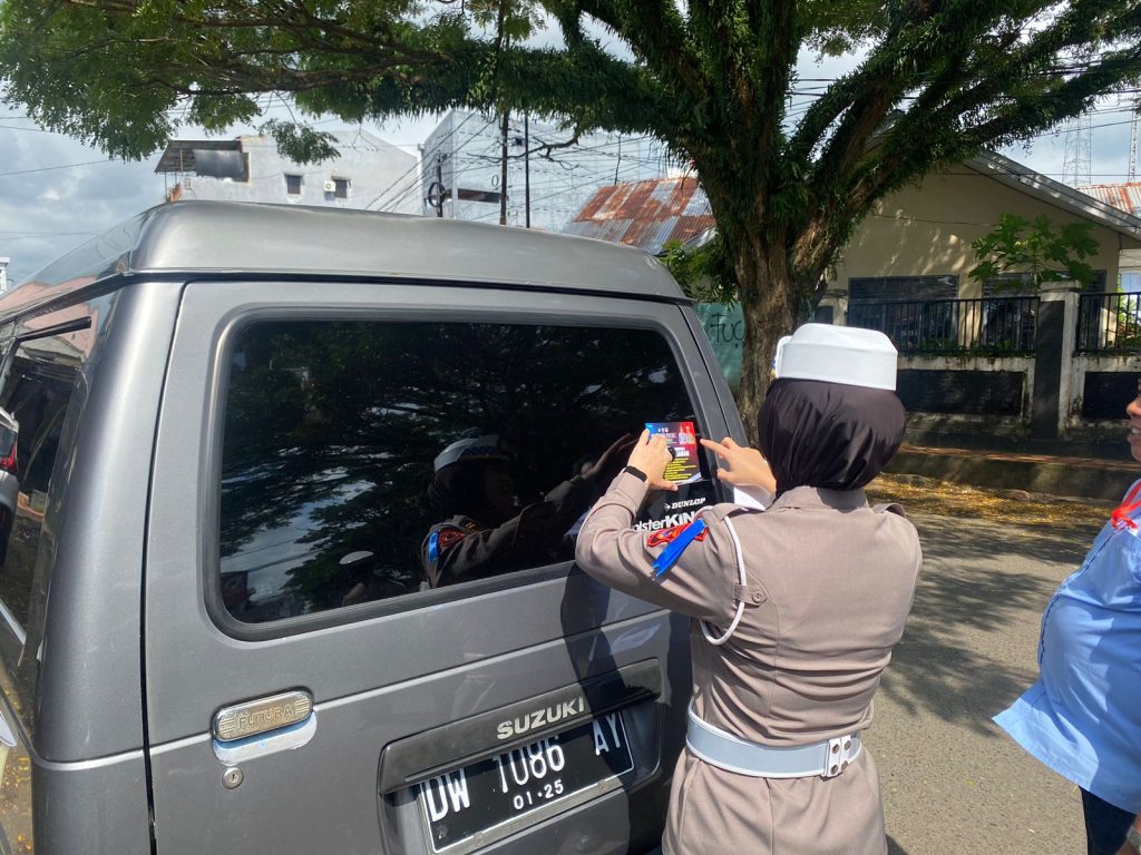 Hari Ke 9 Operasi Patuh Pallawa 2024, Satlantas Polres Bone Tebar Pesan Tertib Berlalulintas dengan Pemasangan Stiker