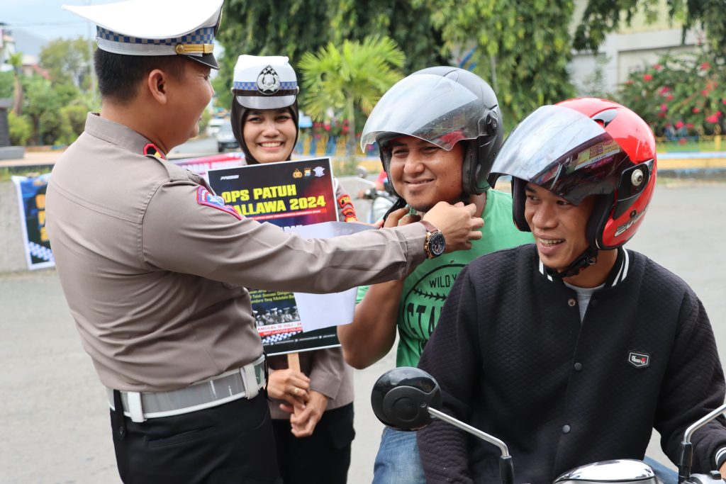 Ops Patuh Pallawa 2024 Hari Ke-10, Satlantas Polres Bone Sosialisasi Penggunaan Helm Dengan Benar