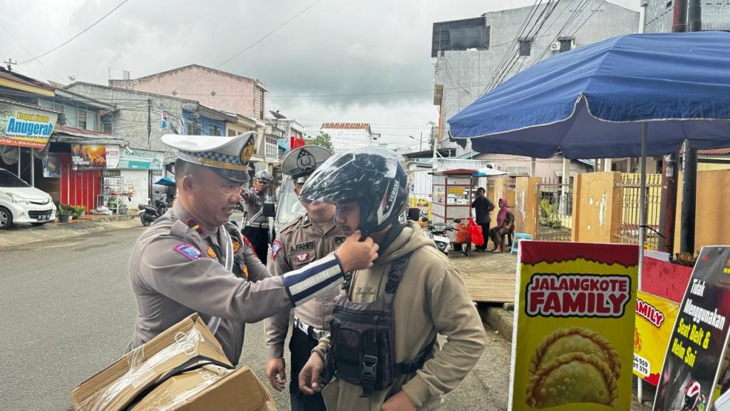 Apresiasi Pengendara Yang Tertib Berlalulintas, Personel Sat Lantas Polres Bone Bagi Helm di Hari ke 11 Operasi Patuh Pallawa 2024